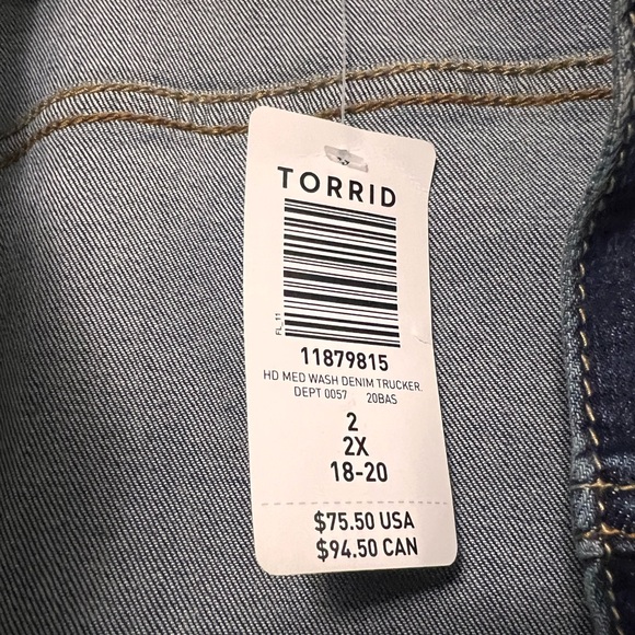 Torrid Medium Wash Denim Trucker Jacket BNWT Size 2 - Picture 4 of 10